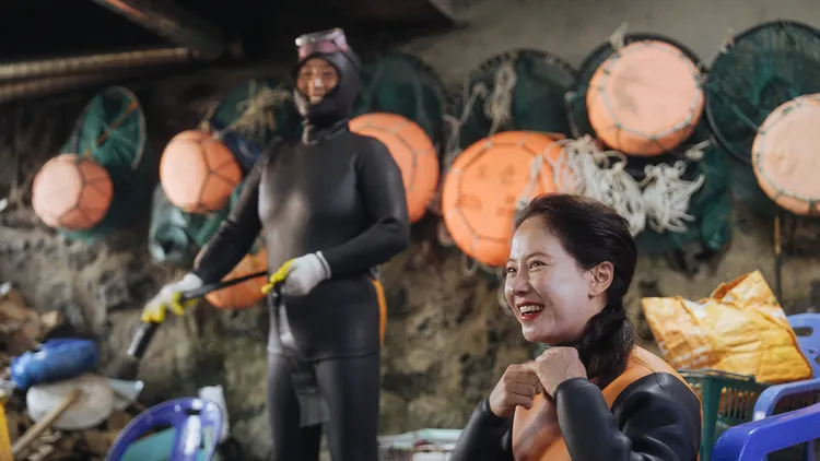 宋智孝（右）提到海女們將浮球（後方）做成迷你版本，讓她帶回家紀念。BBC Studios提供
