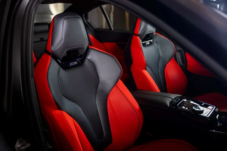 雙前座M跑車座椅含通風加熱功能搭配專屬M5發光字樣，為全新世代BMW M5車主創造最熱血澎湃的駕馭情境。業者提供