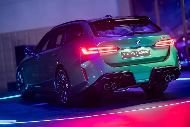 M運動化排氣系統擁有電子控制閥門，結合高轉速V8引擎與100mm黑色高光澤四出尾管，營造渾厚奔放的排氣聲浪體驗。業者提供