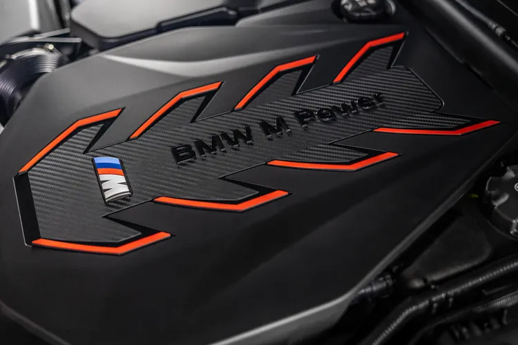 4.4升M TwinPower Turbo V8引擎結合BMW eDrive插電式混合動力系統，釋放出727匹最大綜效馬力與1,000牛頓米扭力的驚人實力。業者提供