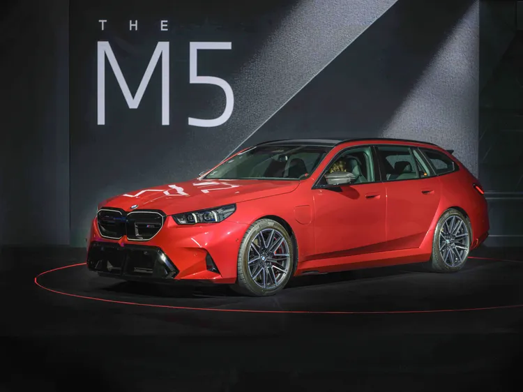 全新世代BMW M5寬闊的輪拱及醒目的側裙造型，格外突顯車身肌肉張力線條。業者提供