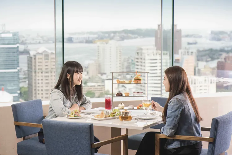 高雄和逸飯店可享受高空港景下午茶。國泰飯店觀光事業提供