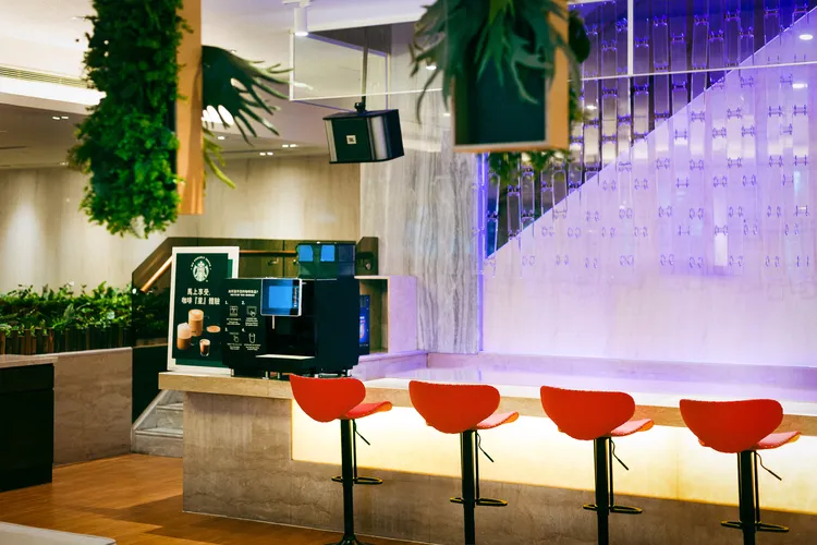 即日起推出全新空間「鳳凰飴號」，期間凡預訂一泊二食專案的就可免費進入。礁溪長榮鳳凰提供