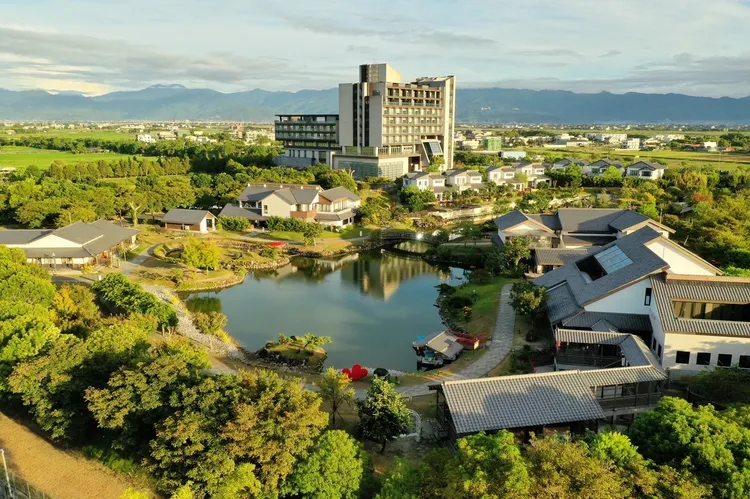 全台最大日式園區飯店內有豪華庭園Villa及豪華湖畔Villa等房型。宜蘭綠舞提供