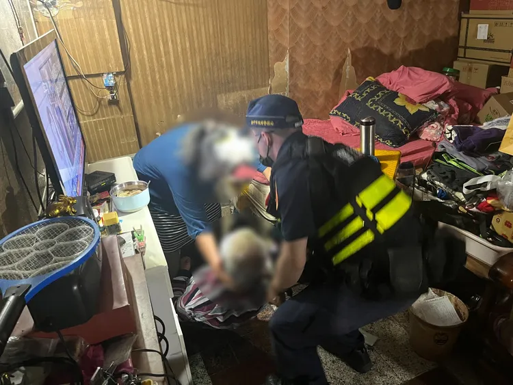 警方協助方婦將丈夫攙扶回輪椅上。翻攝畫面