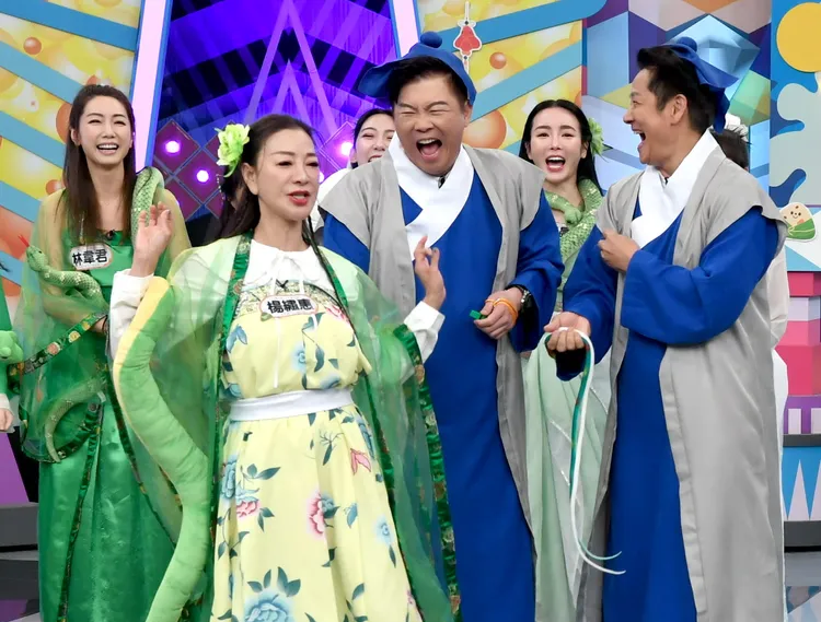 林韋君(左起)、楊繡惠、曾國城、舒子晨、徐乃麟。楊繡惠與徐乃麟命中注定同隊。華視提供