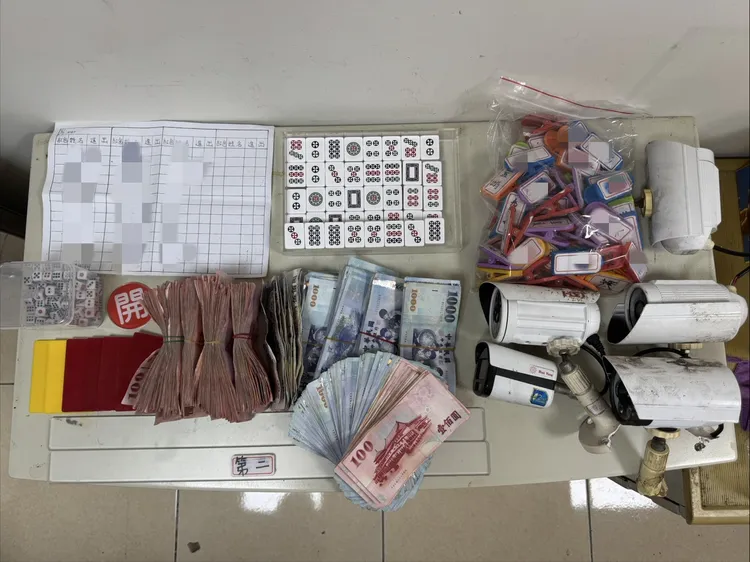 現場查扣賭資及賭具等。中壢警分局提供