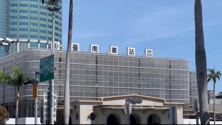 胡男把裝有400萬手提袋落在區間車，引發一連串風波。資料照