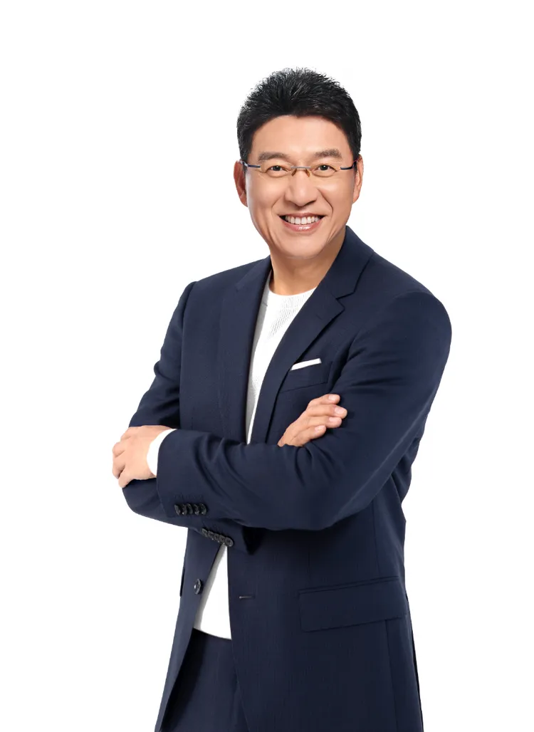 謝震武則蟬聯第12年「最受信賴新聞時事節目主持人」。年代提供