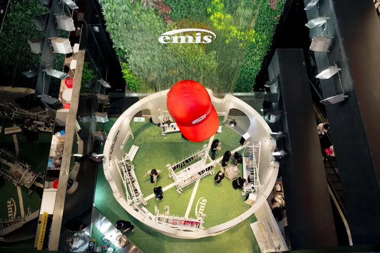 1頂emis招牌棒球帽懸掛於空中。品牌提供