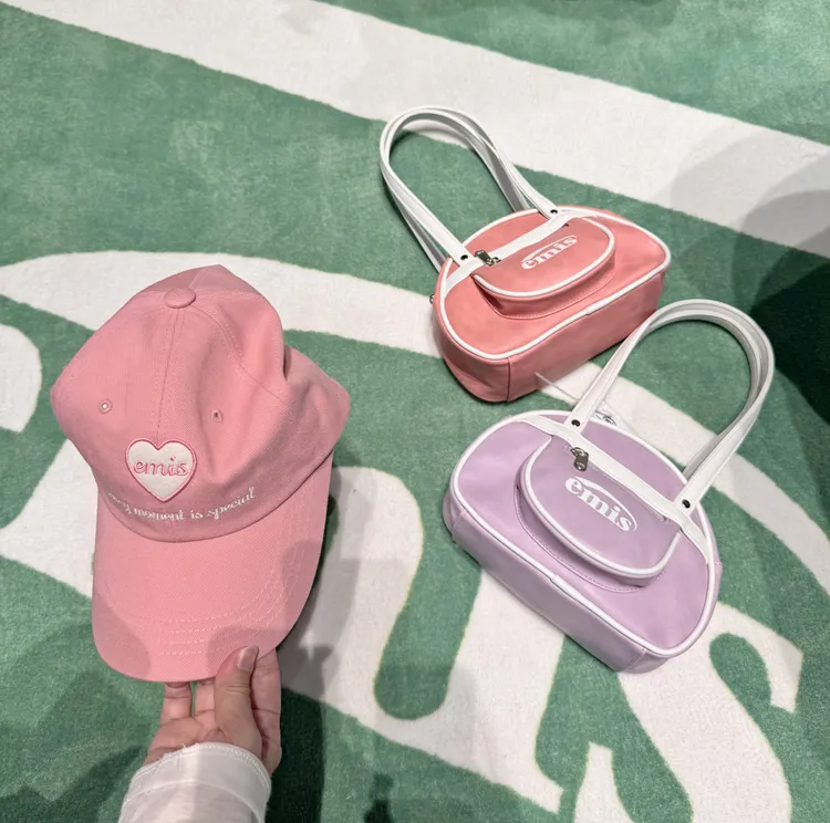 新店亮點包括刺繡愛心棒球帽、復古保齡球包。劉旻君攝