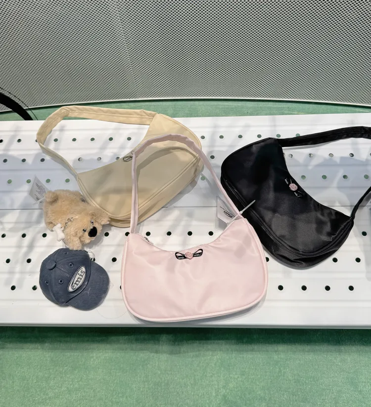 emis玫瑰尼龍手提包輕巧又好搭，各2380元。劉旻君攝