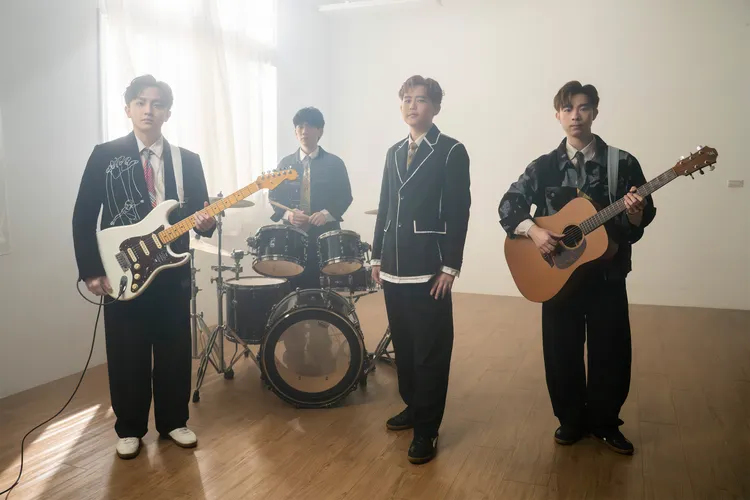 理想混蛋透過新歌展現團員、粉絲雙向接住的療癒心境。何樂音樂提供