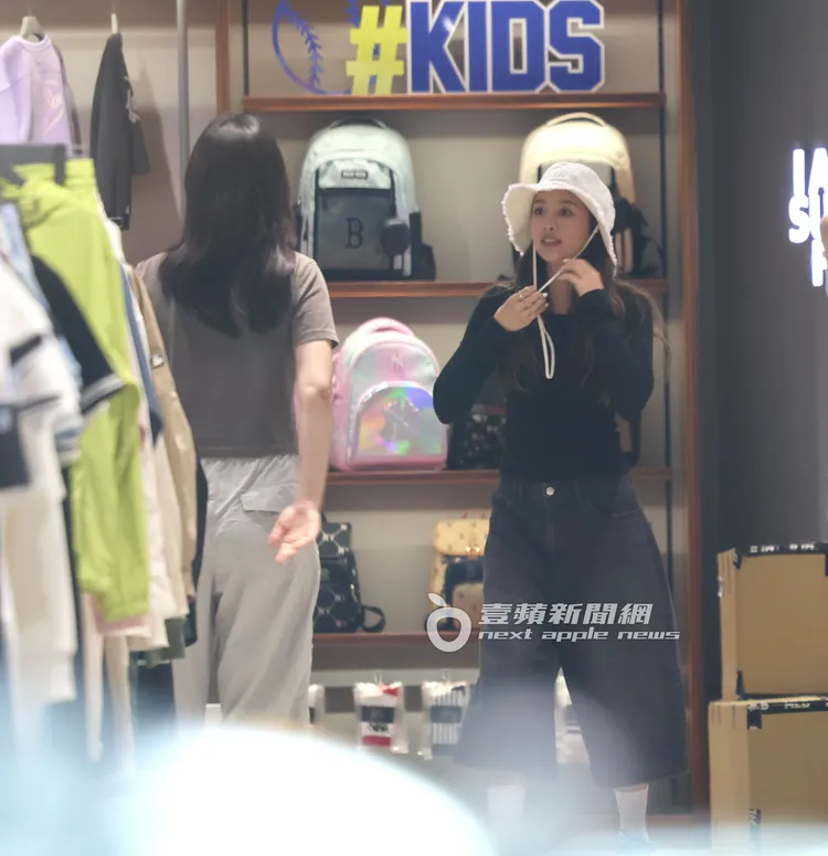 鬼鬼（右）換回全黑套裝後又試戴白色休閒帽款。特勤中心攝