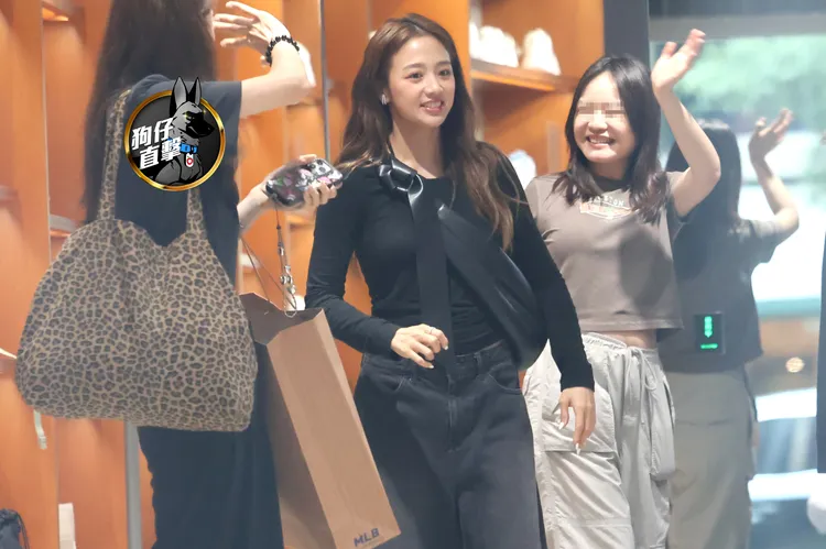 鬼鬼（中）試穿韓流運動品牌MLB半小時後，和店員道別。特勤中心攝