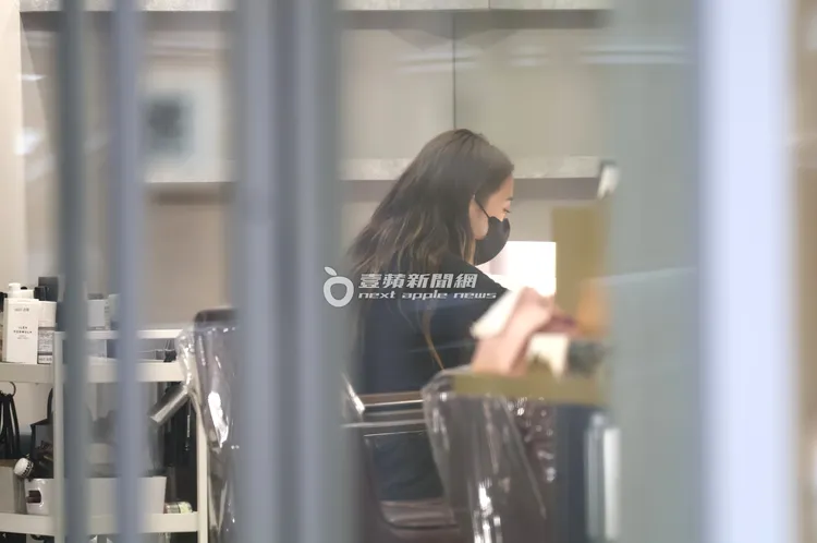 鬼鬼進到髮廊準備做頭皮護理，結束忙碌的一天。特勤中心攝