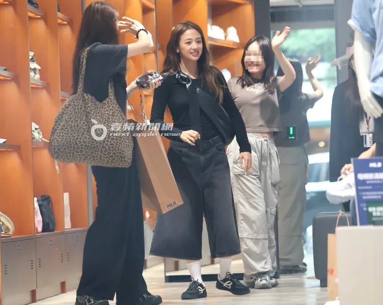 鬼鬼（中）在MLB逛了半個多小時，和助理帶著戰利品跟店員道別。特勤中心攝