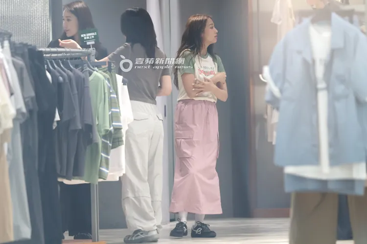 鬼鬼（右）換上MLB合身上衣用手遮胸。特勤中心攝