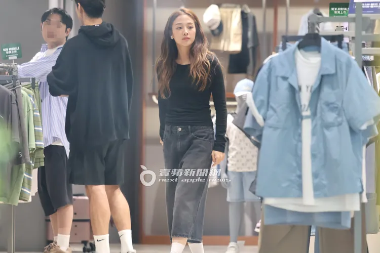 鬼鬼到處逛有無適合她的商品。特勤中心攝