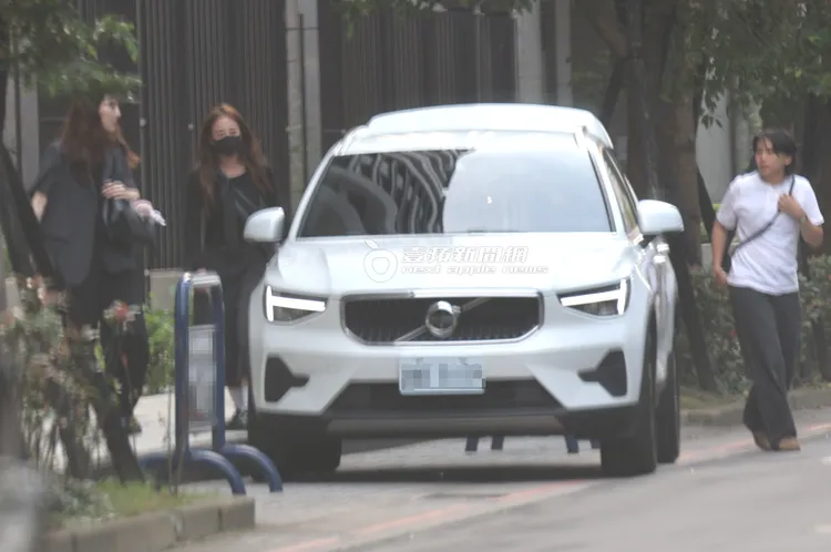 半個多小時，鬼鬼放完東西再度出門。特勤中心攝