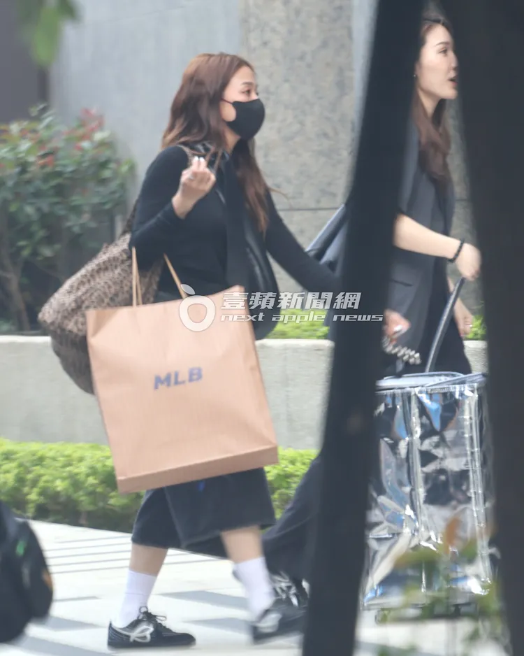 鬼鬼（左）提著MLB戰利品和鑰匙，跟助理準備回家。特勤中心攝