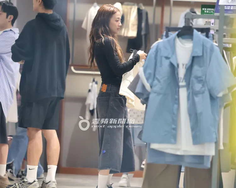 鬼鬼又拿起一件白色短裙比劃。特勤中心攝