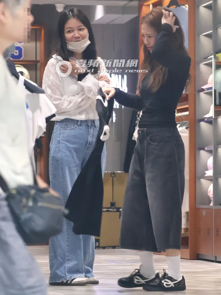 鬼鬼抓頭露出逗趣表情，思考要拿藍色還是黑色連身裙。特勤中心攝