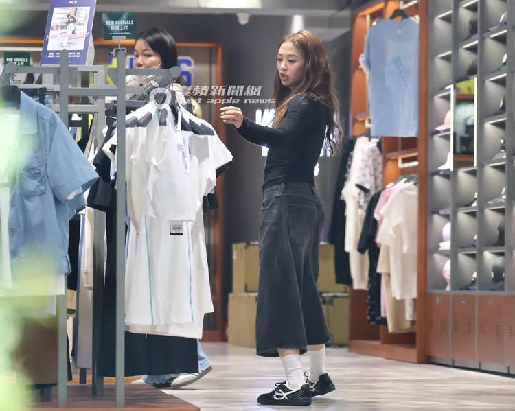 鬼鬼（右）與助理繼續挑選衣服。特勤中心攝