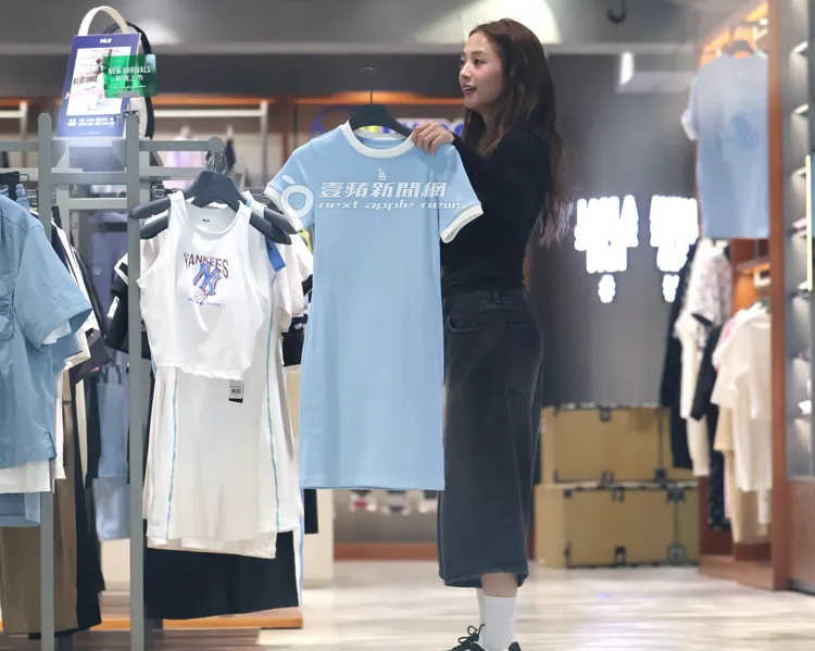 鬼鬼拿起一件天空藍連身裙，趕緊詢問助理們意見。特勤中心攝