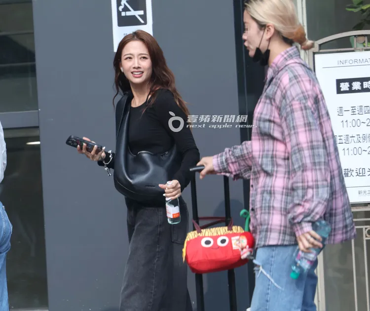 鬼鬼（左）和助理一路上有說有笑。特勤中心攝