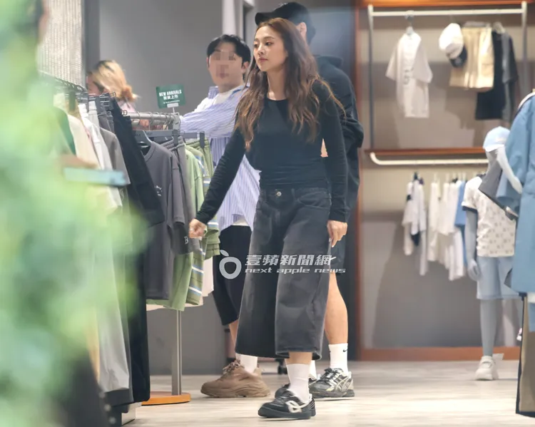 鬼鬼逛來逛去似乎又看到什麼喜歡的衣服。特勤中心攝