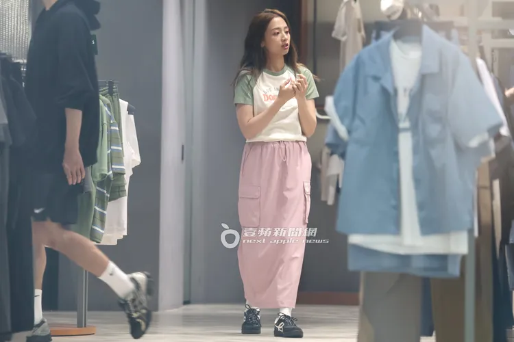 鬼鬼在東區MLB店內換上白綠拼接上衣與粉色機能布長裙。特勤中心攝