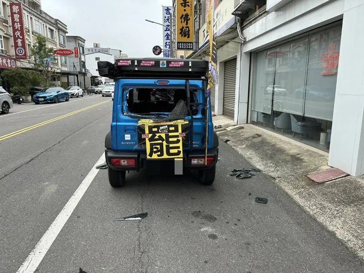 罷藍宣傳車車窗幾乎全被砸毀。民眾提供