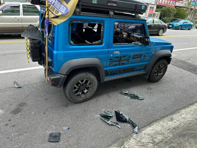 苗栗縣罷藍宣傳車停在路邊被人砸毀。民眾提供