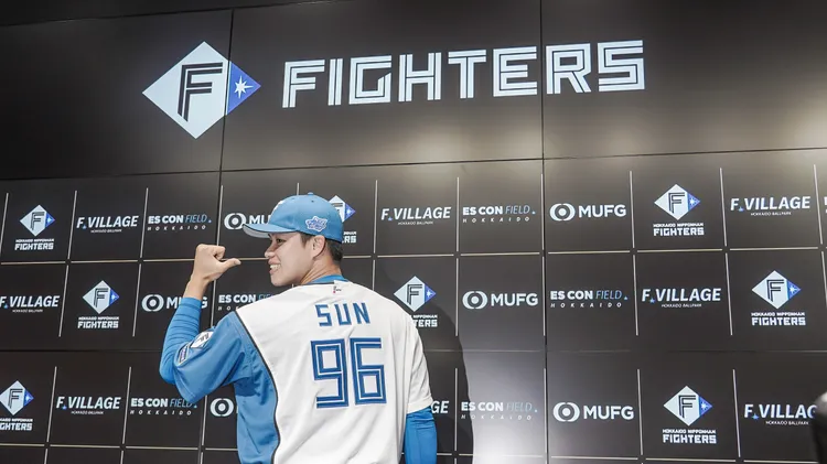 孫易磊今天轉支配下，球團特別替他開記者會。   悍創運動行銷提供 