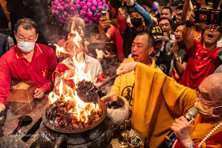 進火是白沙屯媽祖前往北港朝天宮進香最重要的儀式。翻攝「北港朝天宮」臉書