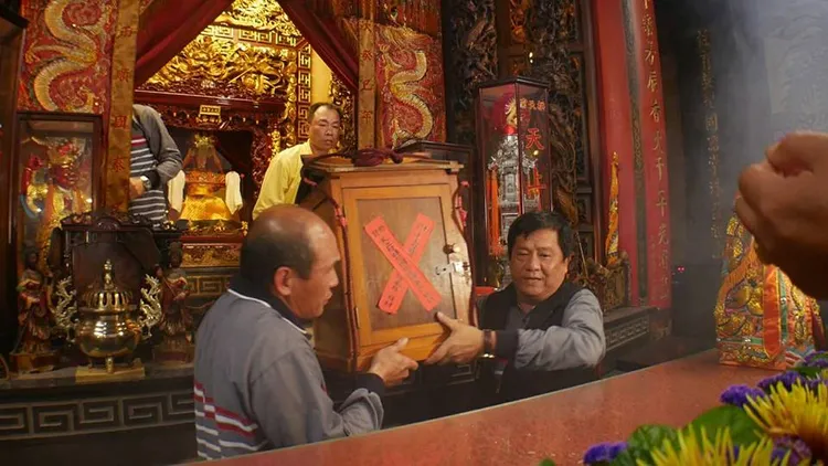 執事人員在開爐儀式中拉開神房布幔，自神房取出香擔與火缸。資料照片／翻攝拱天宮臉書
