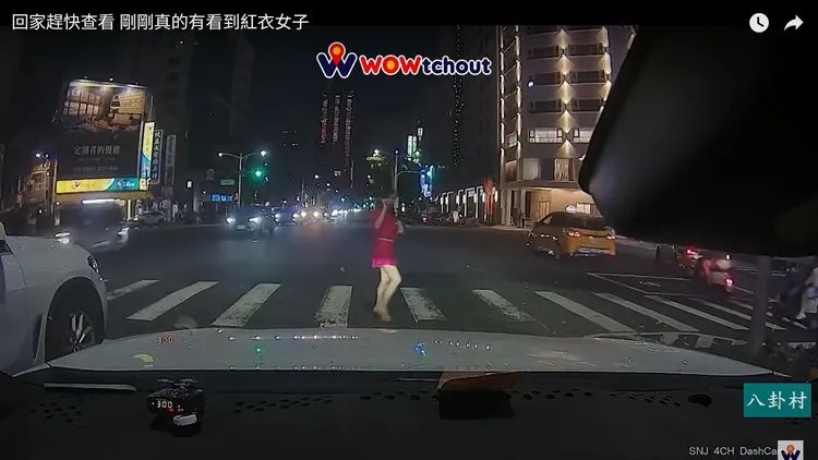 紅衣女闖紅燈，離去前還向駕駛揮手。翻攝WoWtchout - 地圖型行車影像分享平台