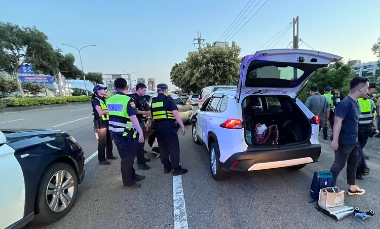 清水警分局出動快打警力，在林男車內起出二級毒品喪屍煙彈。民眾提供