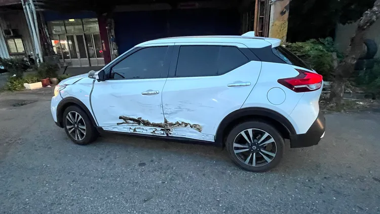 蔡男轎車受損嚴重。民眾提供