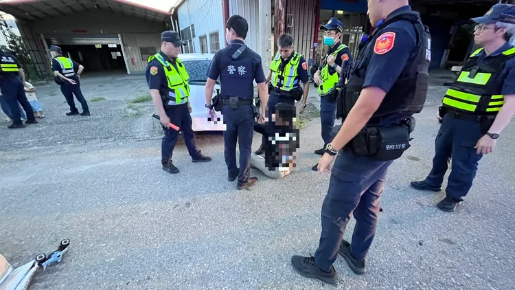 警方到場逮人。民眾提供