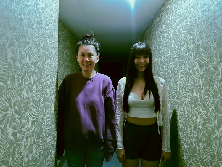 導演楊惠閔（左）、主播衣喬Aki。17LIVE提供 