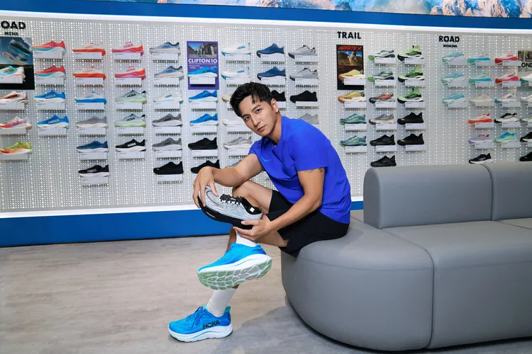 小煜大讚腳上的CLIFTON 10跑鞋腳感十分輕盈。品牌提供
