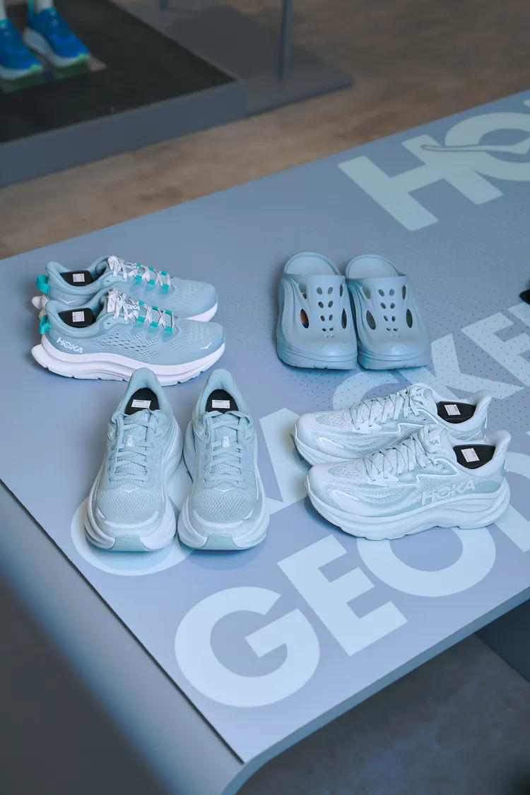 新店獨賣的「CRACKED GEODE系列」冰藍礦石色系經典跑鞋。品牌提供