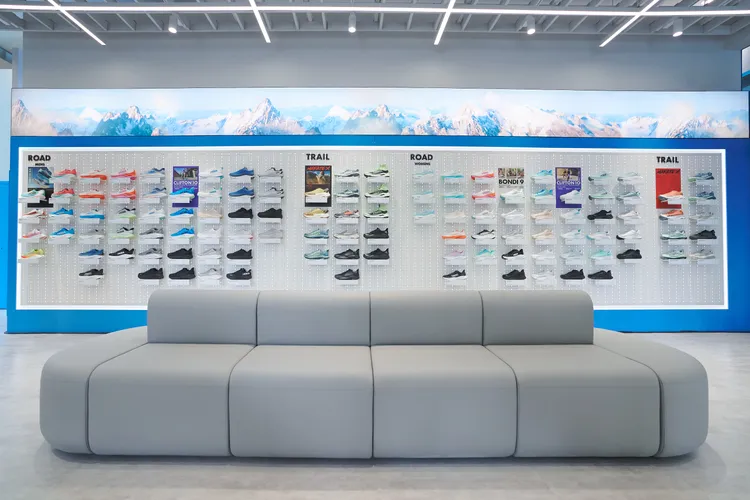 一整面發光鞋牆展示出品牌全系列鞋款。品牌提供
