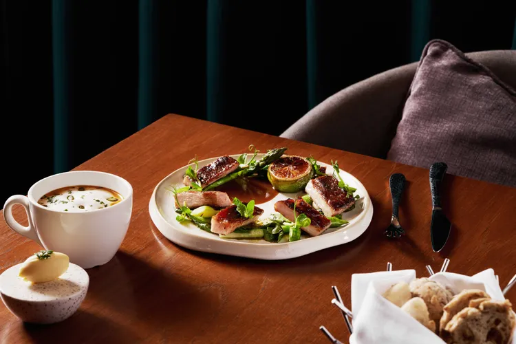 南義炭烤六堆黑豬二層肉，炭烤逼香油脂，搭配義式醬汁與時蔬，單點1480元。慕軒飯店提供