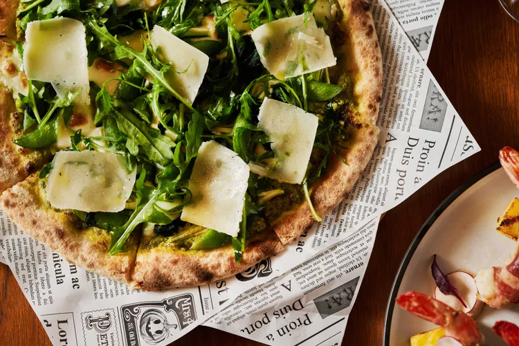 「翠綠女神」披薩，以義大利百年品牌「Caputo」麵粉製作白披薩，結合菠菜、甜豆與現刨起司，單點680元。慕軒飯店提供