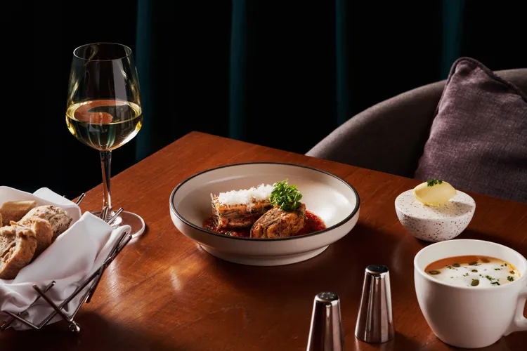 羅馬式蔬菜茄子千層，茄香交融帕瑪森起司，義大利Mutti蕃茄醬焗烤出層層暖意，一口咬下盡是南義家鄉味，單點380元。慕軒飯店提供