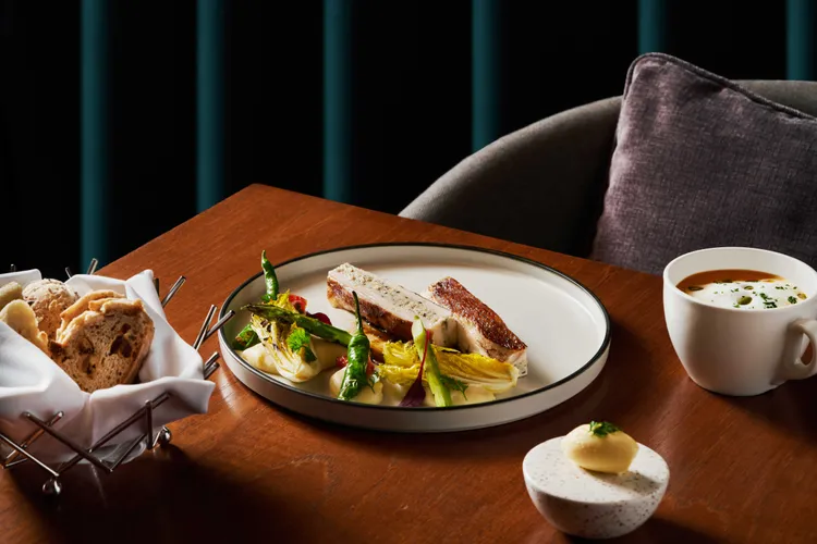 「西西里島」桂丁雞胸野菇填餡，低溫烹調雞胸填野菇，適合女性客群的健康美味，單點980元。慕軒飯店提供