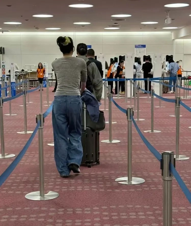 粉絲鑑定王菲背影，覺得她長了一點肉。翻攝胸口碎六塊大石微博